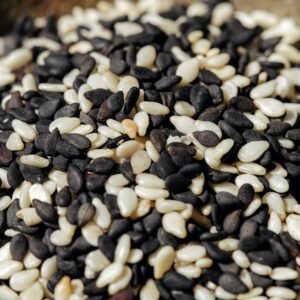 dry fruits and seeds A high-resolution close-up photo of mixed black and white sesame seeds, showcasing texture and detail.